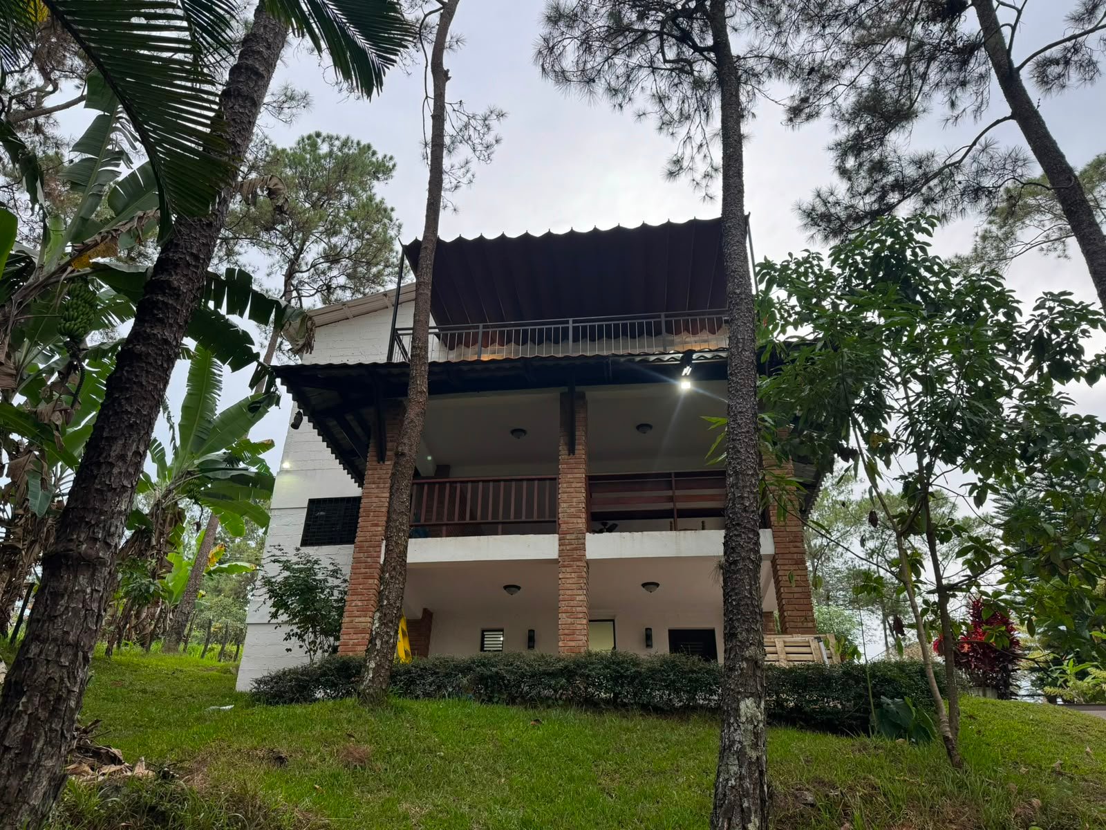 Toldo retráctil instalado