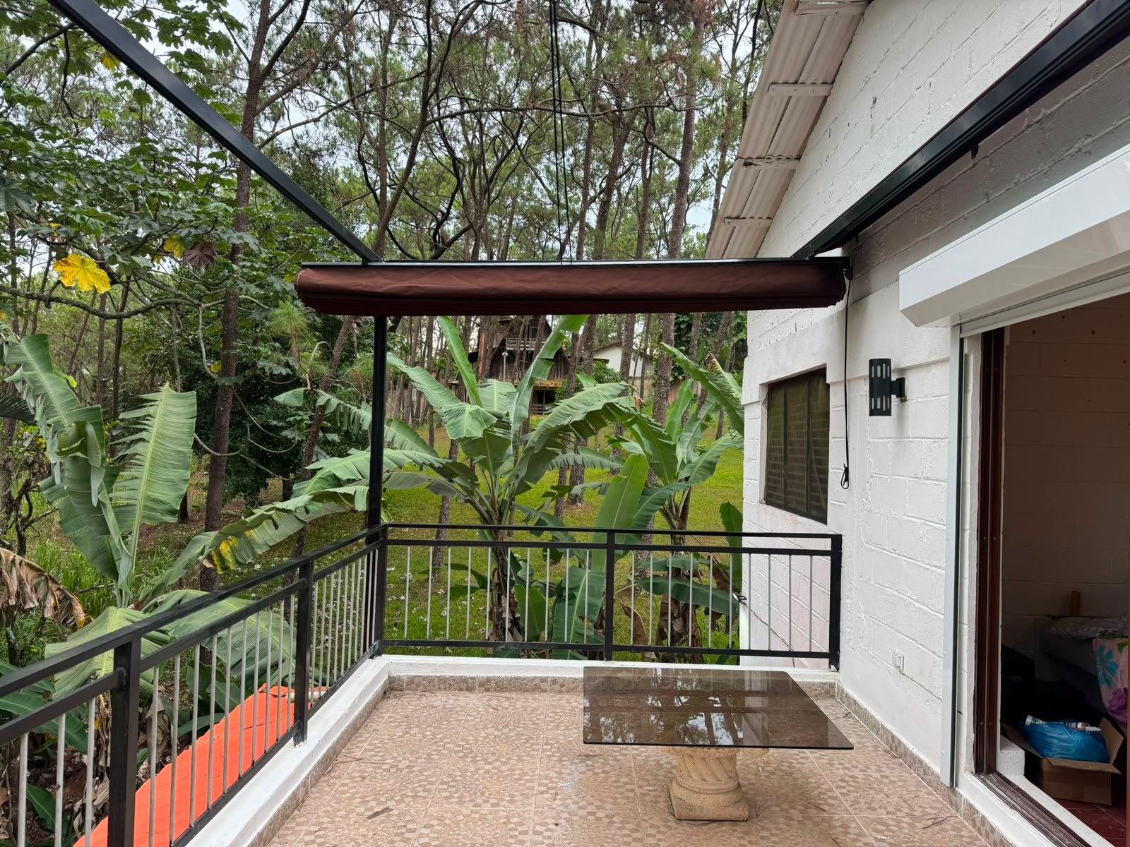 Toldo retráctil instalado